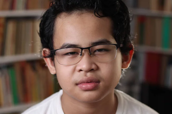 Portretul Unui Băiat Asiatic Care Poartă Ochelari Vedere Student Concept — Fotografie, imagine de stoc