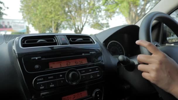 Närbild bild av förarens hand tryck på knappen bil ljudsystem, lyssna musik under resan — Stockvideo