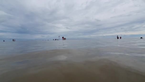 Styczeń 2021 Balikpapan Indonezja Plaża Lamaru Ludzie Cieszą Się Spokojnymi — Wideo stockowe