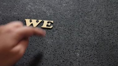 Kimsin sen, işletme motivasyonu ilham verici alıntılar; ahşap kelimeler tipografi konsepti siyah arkaplan üzerine
