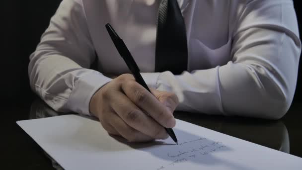 Businessman Menulis Kertas Putih — Stok Video