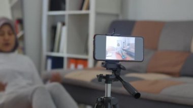 Dişi fitness eğitmeni akış yayını ya da evdeki eğitim sporları hakkında internet kanalı için bir video dersi kaydediyor. Koronavirüs salgınına bağlı uzak sosyal uzaklık