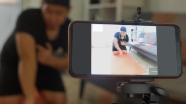 Erkek fitness eğitmeni akım yayını ya da internet kanalı için evdeki antrenman sporları üzerine bir video dersi kaydedecek. Koronavirüs salgınına bağlı uzak sosyal uzaklık
