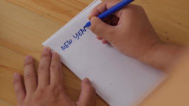 Yeni Yıl Kararları, hayattaki, iş hayatındaki, ilişkilerdeki ve yeni yıla hazırlanan hedefler. Kağıda yazan adam