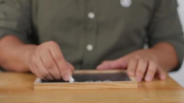 Müthişsin. Tahtada erkek yazısı. Motivasyonel ilham verici metin tipografisi kavramı