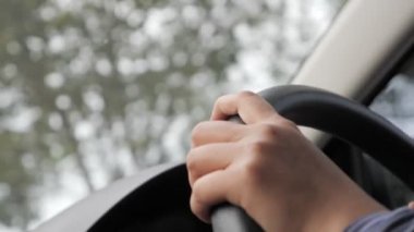 Direksiyondaki sürücünün elleri, araba konsepti, seçici odaklı resmi kapat