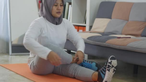 Azjatycka Muzułmanka Hidżabie Ćwicząca Domu Zdrowa Sprawna Podczas Nowego Normalnego — Wideo stockowe