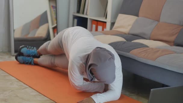 Азійська Жінка Муслім Одягнена Хіджаб Робить Фізичні Вправи Вдома Дивлячись — стокове відео