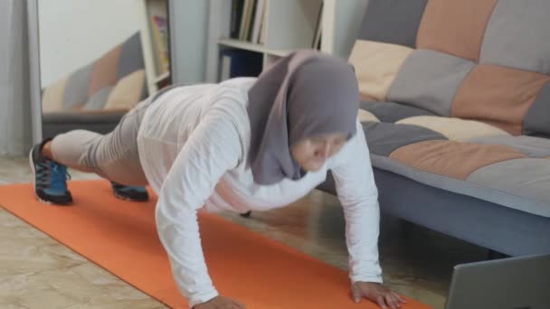Azjatycka Muzułmanka Hidżabie Ćwiczy Domu Utrzymuje Zdrowie Sprawność Podczas Nowego — Wideo stockowe