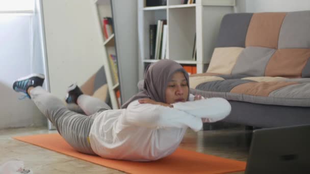 Ασιατική Μουσουλμάνα Γυναίκα Φορώντας Μαντίλα Κάνει Άσκηση Στο Σπίτι Ενώ — Αρχείο Βίντεο