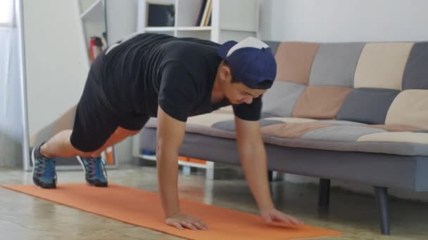 Mascul Asiatic Care Face Exerciții Fizice Acasă Timp Vizionează Instrucțiuni — Videoclip de stoc