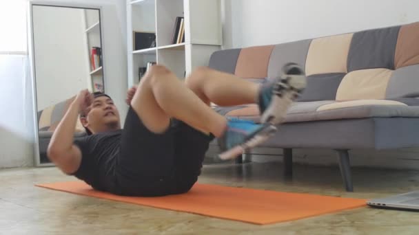 亚洲男子在家锻炼 以保持健康的新的正常生活方式 室内家庭锻炼的概念 腹肌的核心训练 — 图库视频影像