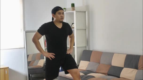 Ασιάτης Άνδρας Κάνει Άσκηση Στο Σπίτι Για Παραμείνουν Υγιείς Στο — Αρχείο Βίντεο