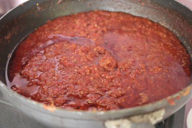 Endonezya usulü kızarmış acı biber sosu, ya da sambal goreng olarak da bilinir, acı biber, soğan, arpacık soğanı, sarımsak ve domates karışımı. Büyük tencerede pişirilmiş.