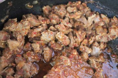 Acı biber soslu Endonezya usulü kızarmış baharatlı biftek ya da sambal goreng hangarı olarak da bilinir. Biftek, biber, soğan, soğan, soğan, soğan, sarımsak ve domates karışımı. Büyük tencerede pişirilmiş.