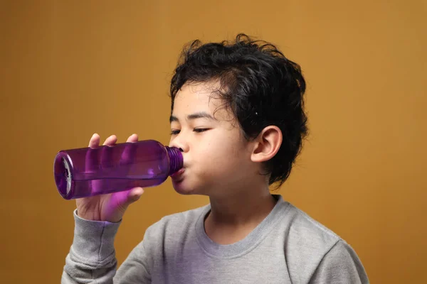 Joven Asiático Despierta Bebe Agua Fresca Por Mañana Sobre Fondo — Foto de Stock