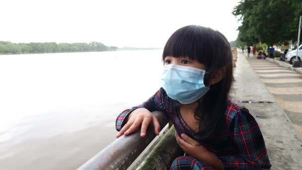 Malá Asijská Holčička Ochranné Masce Dělá Venkovní Aktivitu Během Nové — Stock video