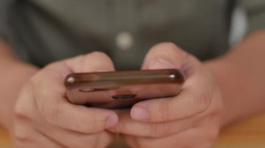 Erkek tutmanın ve akıllı cep telefonu kullanmanın kapanışı, aygıt kavramında interneti tarama