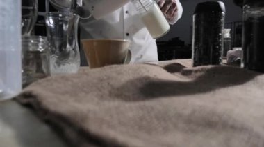 Sıcak kremalı kahve yapmak, barmen. Sütlü kremayı elektrikli mikserle çırpmak.