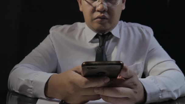 Азіатський Професійний Бізнесмен Тримає Повідомлення Сучасного Смартфона Офісі Людина Яка — стокове відео