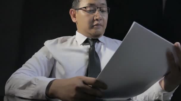 Jovem Empresário Asiático Recebendo Relatório Documento Sua Equipe Parecendo Satisfeito — Vídeo de Stock
