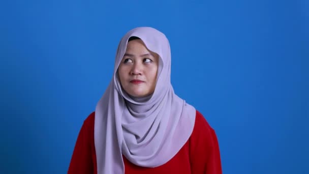 Asiático Muçulmano Mulher Vestindo Hijab Mostra Pensamento Expressão Tendo Uma — Vídeo de Stock