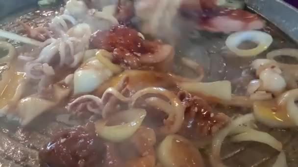 Close Carne Comida Mar Churrasqueira Prato Quente Cozinhar Japonês Asiático — Vídeo de Stock