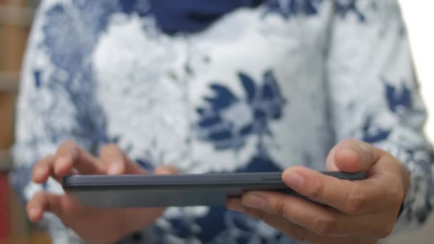 Κοντινό πλάνο της γυναίκας που κατέχουν και χρησιμοποιούν tablet έξυπνο κινητό τηλέφωνο, κύλιση περιήγηση στο διαδίκτυο στο gadget έννοια — Αρχείο Βίντεο