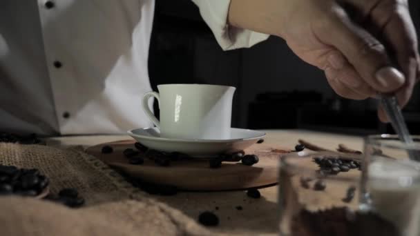 Preparare caffè istantaneo, barista barista versando caffè in polvere e zucchero in una tazza — Video Stock