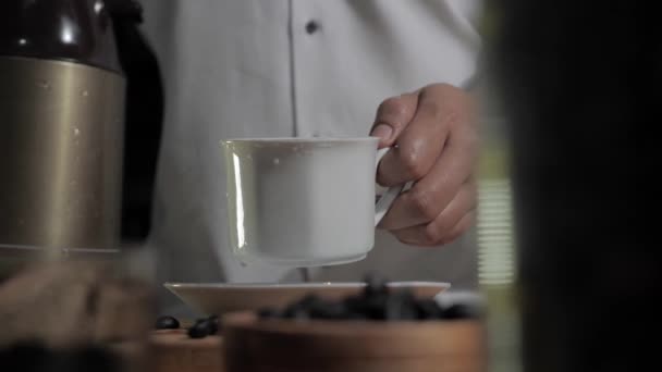 Preparando caffè istantaneo, il barista barista versa acqua calda in una tazza di caffè — Video Stock