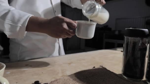 Fazendo Café Creme Quente Close Barista Bar Keeper Derramando Chantilly — Vídeo de Stock