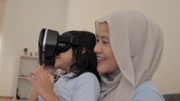 Happy ceria indah ibu muslim Asia dan anak bermain game pada gelas — Stok Video