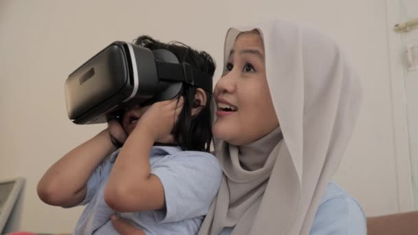 Feliz alegre bela ásia muçulmano mãe e filha jogar jogos no vr óculos — Vídeo de Stock