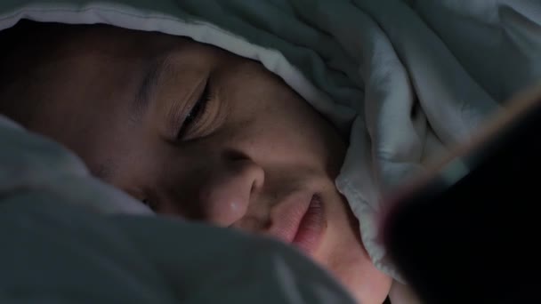 手机成瘾的概念 亚洲女人带着智能手机躺在床上 半夜睡不着觉 — 图库视频影像