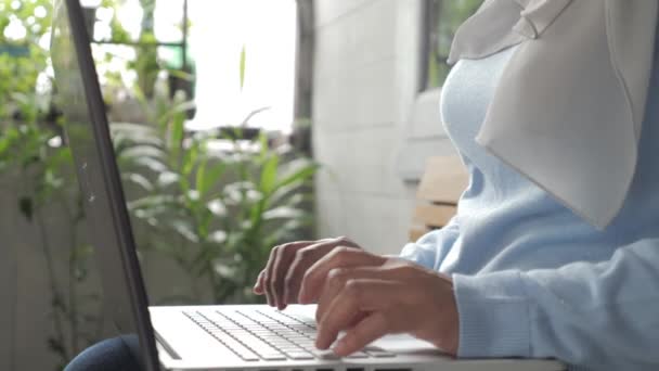 Wanita Muslim Asia Mengenakan Hijab Tersenyum Sambil Mengetik Laptop Bekerja — Stok Video