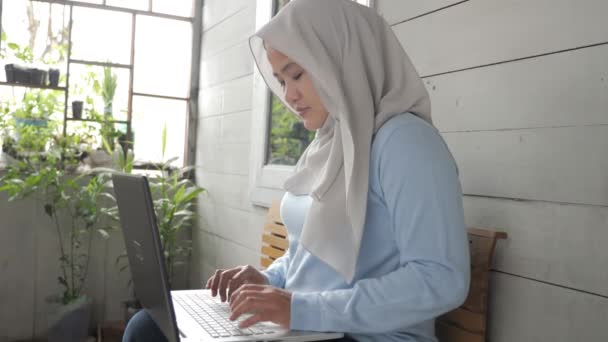 Asiatische Muslimische Frau Trägt Hidschab Lächelnd Während Sie Auf Ihrem — Stockvideo