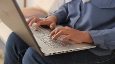 Not defterine yazı yazan, kopya yazan, dizüstü bilgisayarda çalışan kadınların resimlerini kapat