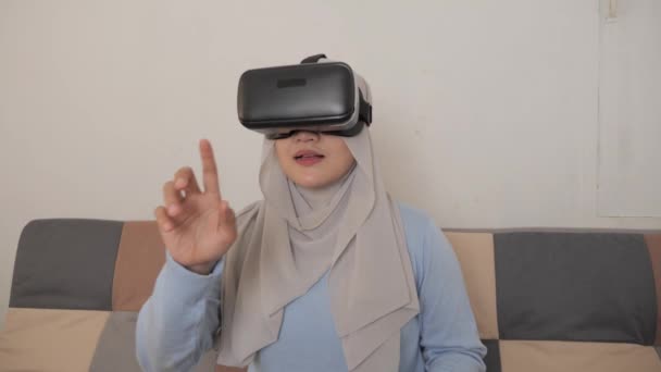 Gelukkig jong aziatisch moslim vrouw dragen hijab spelen op VR bril — Stockvideo