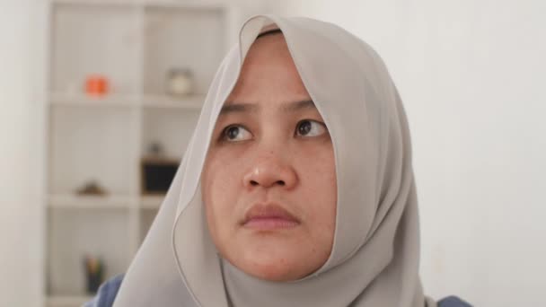 Asiatisk Muslimsk Kvinna Som Bär Hijab Och Tänker Något Letar — Stockvideo