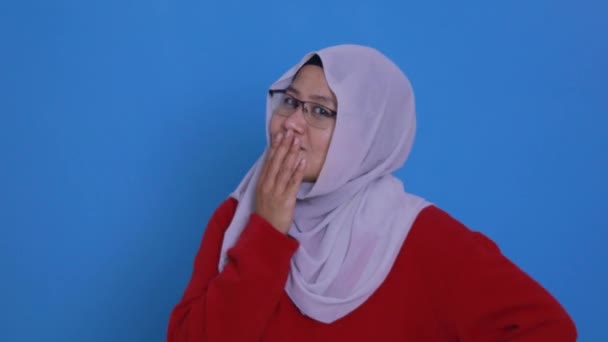 Bella Donna Musulmana Asiatica Che Indossa Hijab Pensando Sorridendo Indicando — Video Stock