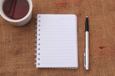 Yazı dizaynınız için tahta arkaplanda boş boş bir sayfa şablonu, kopyalama alanı. Üst görünüm düz konsept