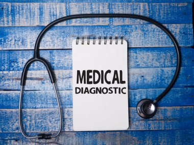 Tahta arka plan, sağlık ve tıbbi konsepte karşı kağıda yazılmış tıbbi tanı ve yazı tipi