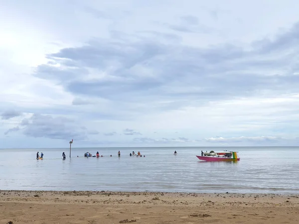 Ocak 2021 Balikpapan Endonezya Lamaru Plajı Insanlar Sakin Okyanus Dalgalarının — Stok fotoğraf