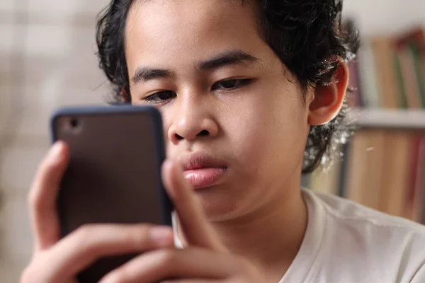 Portrét Asijského Chlapce Pomocí Svého Chytrého Telefonu Student Knihovně Zblízka — Stock fotografie