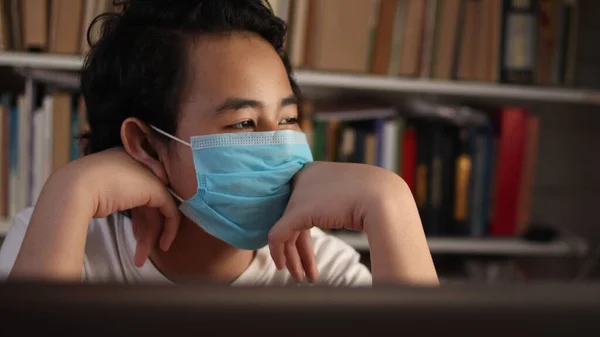 Quarantaine Asiatique Garçon Étudiant Portant Masque Pensée Regarder Par Fenêtre — Photo