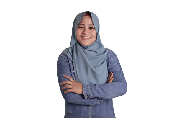 Porträtt Asiatisk Muslimsk Kvinna Klädd Hijab Leende Vänlig Med Korsade — Stockfoto