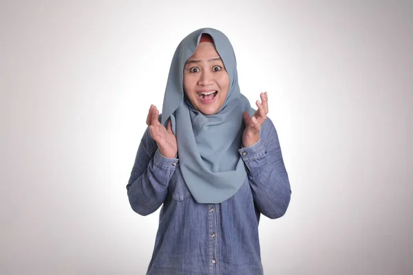 Portret Pięknej Muzułmanki Azjatyckiej Ubranej Hidżab Zszokowany Zmartwieniem Otwartymi Ustami — Zdjęcie stockowe