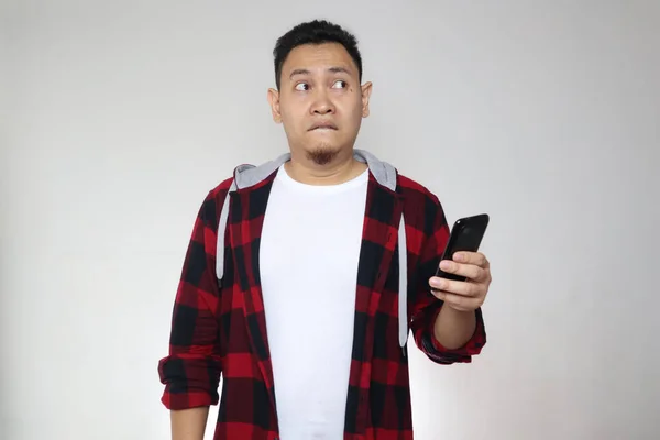 Attraktive Junge Asiatische Mann Lesen Sms Chat Auf Seinem Handy — Stockfoto