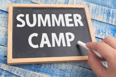 Yaz kampı, yazı tahtasında tahtaya yazılmış yazı, ahşap arka plan, hayat ve iş motivasyon konseptine karşı.