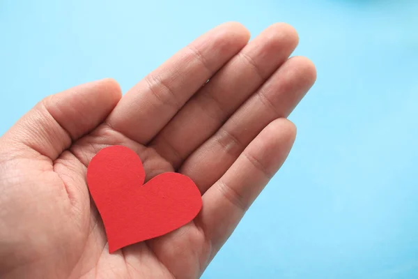 Rotes Papier Herzform Der Hand Liebe Symbol Konzept Gegen Blauen — Stockfoto